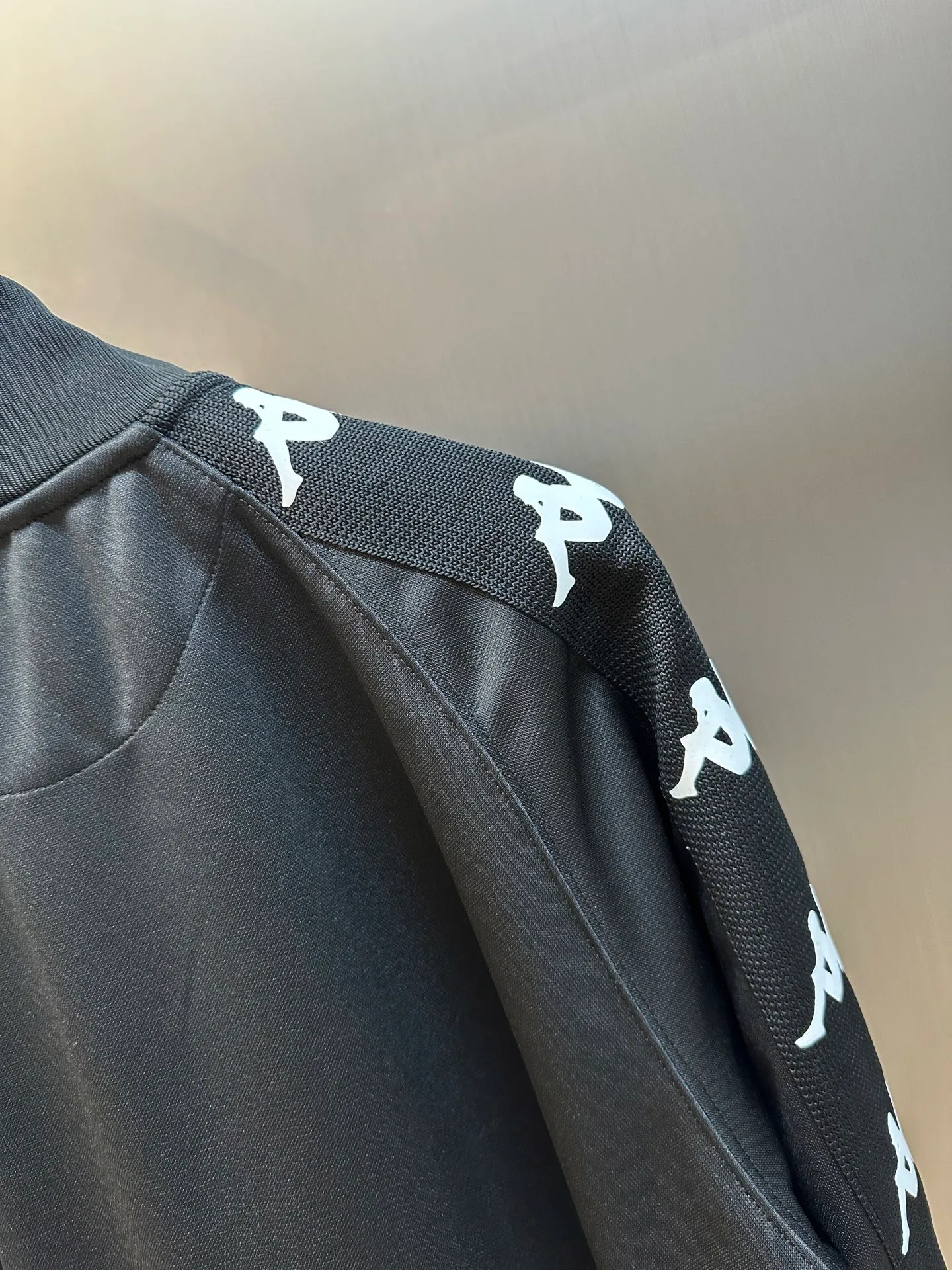 Acne X Kappa ， Acne Studios ， Kappa Classic ，White Kappa ， 。 ， ， Acne Studios X Kappa 。 ， Acne Studios Kappa ， ， ， 。 ， ， ， 。 size：s m l xl